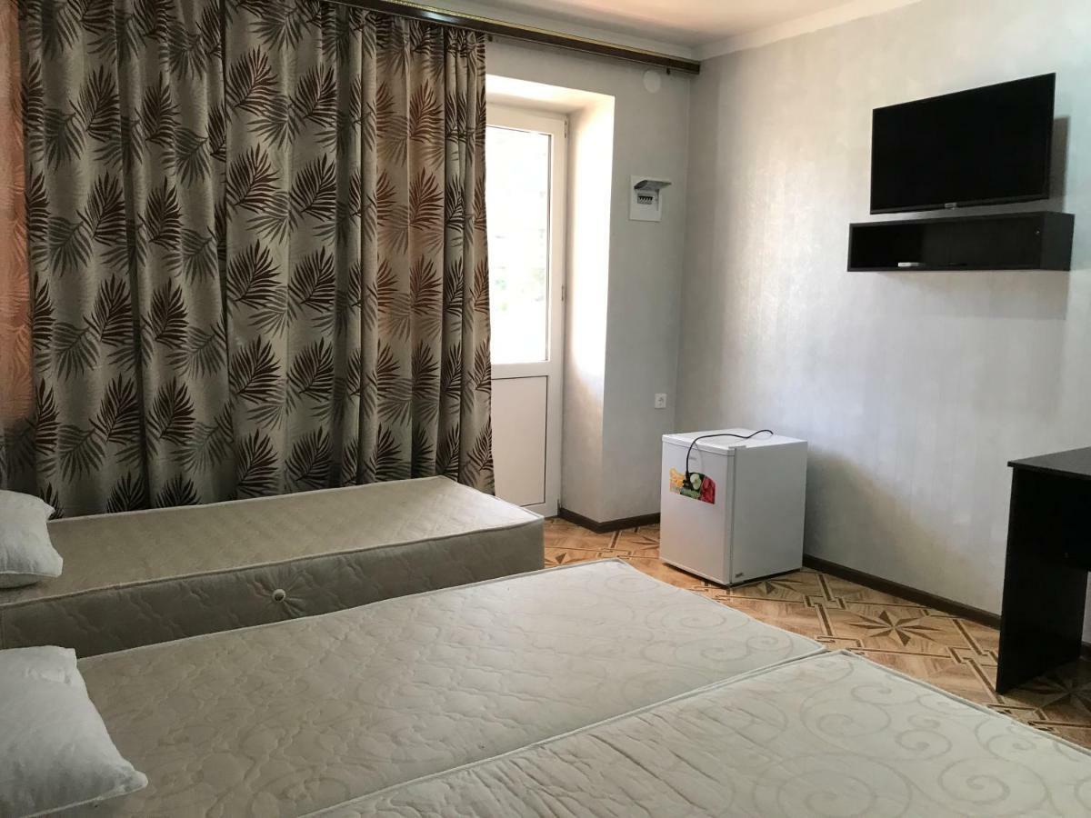 Hôtel Ainar à Gagra Extérieur photo